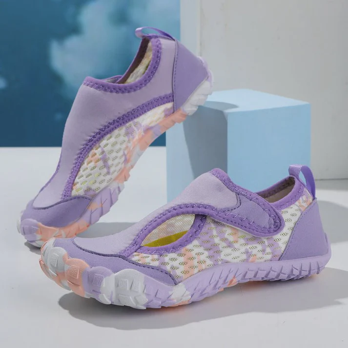 Escarpines ZZFaber Summer Kids en color lila, con suela antideslizante, tejido transpirable multicolor y diseño barefoot ultraflexible para uso acuático y actividades veraniegas.