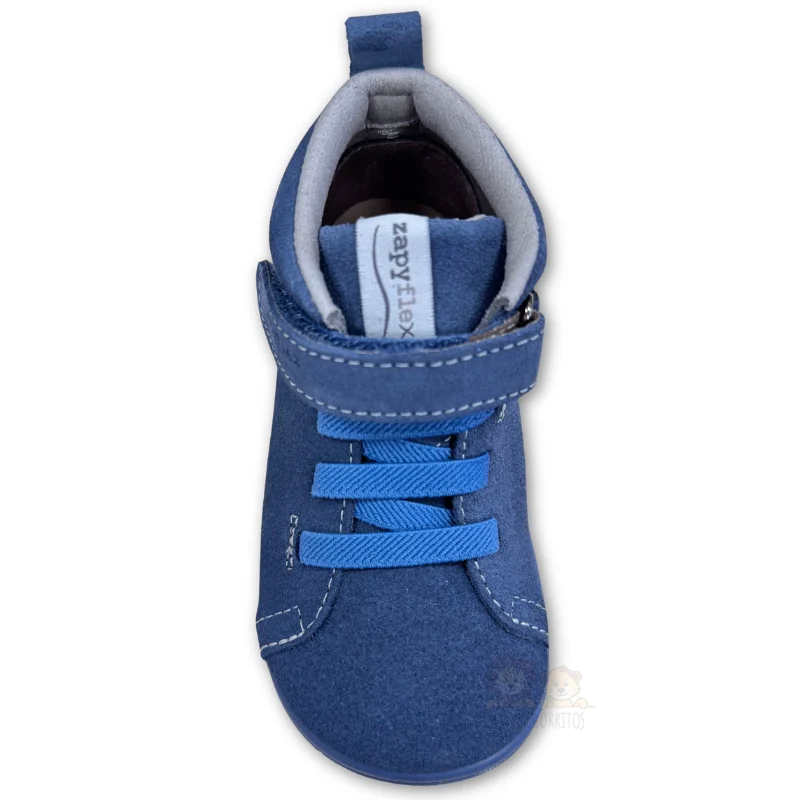 Detalle del cierre de velcro de las botas barefoot niño