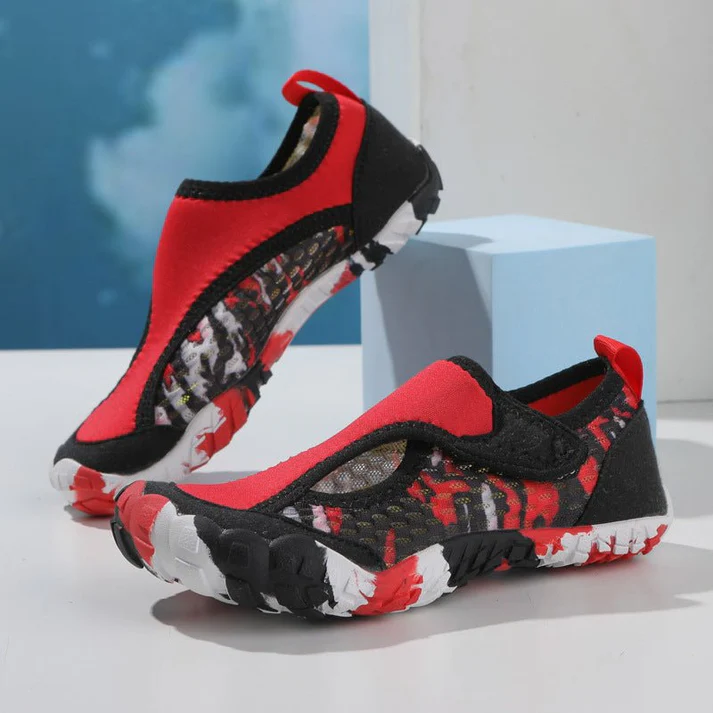 Escarpines ZZFaber Summer Kids en negro y rojo, con suela flexible antideslizante, tejido de secado rápido y diseño barefoot ideal para juegos acuáticos y playa.