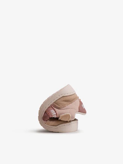 Cierre de velcro y cordones elásticos en zapatillas barefoot bebé