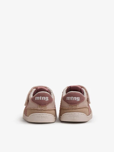 Detalle de la puntera amplia de las zapatillas barefoot bebé Mustang