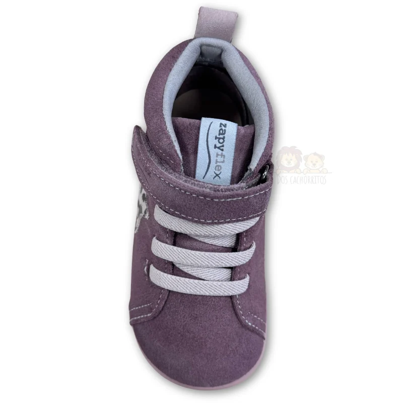Vista lateral del botín barefoot niña en serraje vino con cordones beige