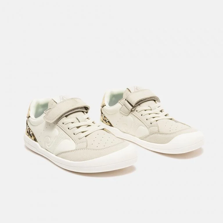Detalle del cierre de velcro en zapatillas barefoot camel