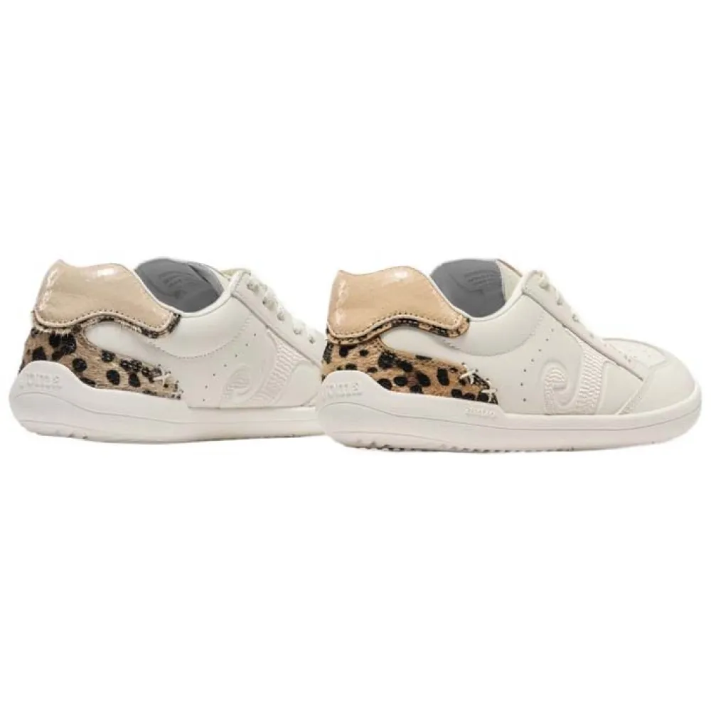 Detalle del talón con diseño leopardo en zapatillas barefoot beige