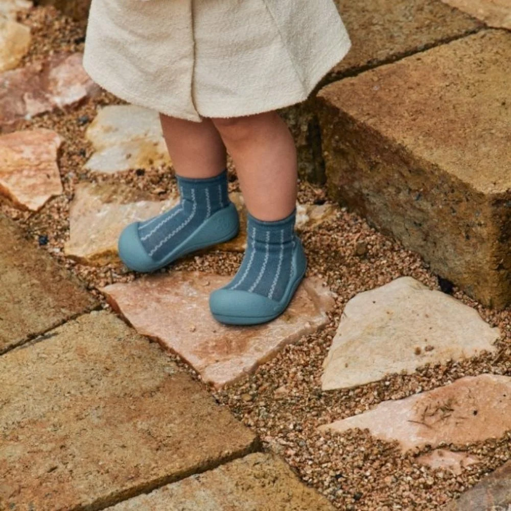 Zapatillas barefoot bebé azul Attipas Piping Blue en el pie del bebé